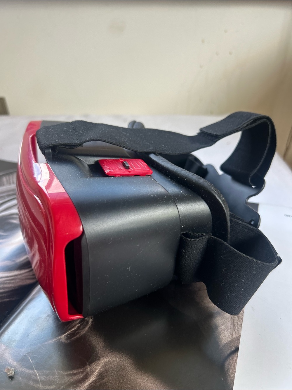 Universal VR Headset for Smartphones - Red and Black